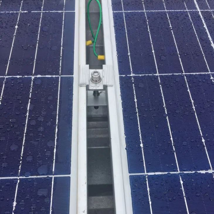 PV kẹp giữa