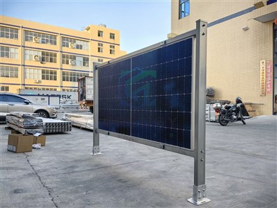 Sân sau mặt đất gắn kết năng lượng mặt trời