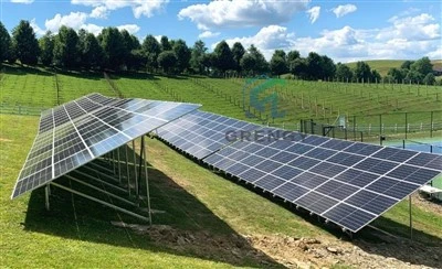 Hệ thống lắp đặt năng lượng mặt trời gắn trên mặt đất bằng cọc đôi