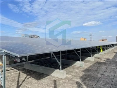 Gắn bảng điều khiển năng lượng mặt trời cho giá mái